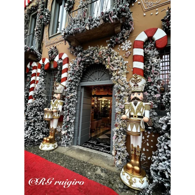 【ミラノはクリスマスモード✨】
今日は聖アンブロージョというミラノの祝日で明日のイタリアの祝日と連休なのですが、今年は土日と重なっていても日本と違って振替休日にはなりません🥲

市内中心部をはじめ…あちらこちらにツリーが飾られ点灯式も行われていますが🎄
あまりにも人が多すぎて近づけません😅

こちらはとあるレストランのデコレーション🎀建物ごとラッピングされてるみたいですよね！

#イタリア #ミラノ #クリスマス #デコレーション #クリスマスモード #クリスマスツリー #ホリデーシーズン #ミラノ在住 #トラベルコーディネーター 
#italy #italia #milano #christmas #natale #decoration #illumination #holidayseason