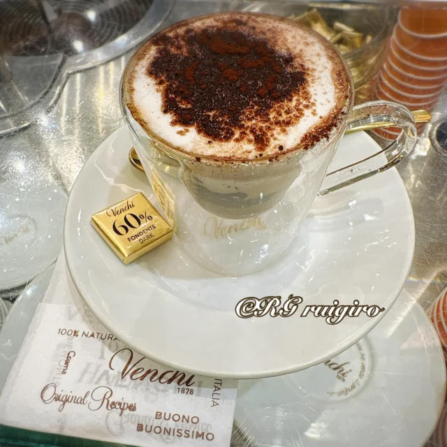 【カフェ・マロッキーノ☕️】
イタリアを暫く離れると恋しくなるのがコレ☝🏻
こちらは東京にも進出しているVenchi（ヴェンキ）で頂いたもの〜チョコレートの専門店だけどジェラートも美味しい🍨

イタリアに来たらぜひこのマロッキーノも試してみて！おまけのミニチョコも付いていて嬉しい😍
※チョコレートクリーム入りもオーダーできます😋

#イタリア #ミラノ #イタリアンコーヒー #カフェ #マロッキーノ #ヴェンキ #チョコレート #ジェラート #ミラノ在住 #トラベルコーディネーター 
#italy #italia #milano #venchi #caffe #caffè #italiancoffee #chocolate #gelato #caffemarocchino #instacafé