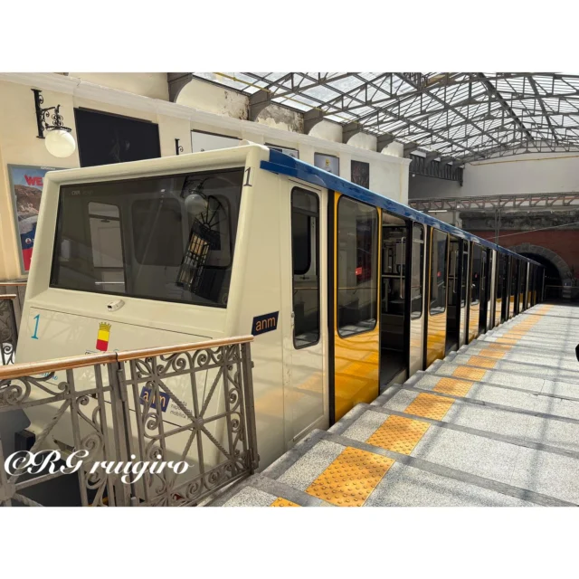【ナポリのケーブルカー】
こちらが海抜250mの高台ヴォメロの丘へたった5分で到着できるケーブルカー

イタリア語ではフニコラーレ🇮🇹

ナポリ民謡の“フニクリ・フニクラ”は当時ヴェスヴィオ山にあった登山電車が題材です♪

#イタリア #南イタリア #ナポリ #ヴェスヴィオ #ナポリを見て死ね #ヴォメロ #ケーブルカー #フニコラーレ #フニクリフニクラ #ナポリ民謡 #ミラノ在住 #トラベルコーディネーター 
#italy #italia #southitaly #suditalia #napoli #naples #vedinapoliepoimuori #vesuvio #vomero #funicolare #instapanorama #instanapoli